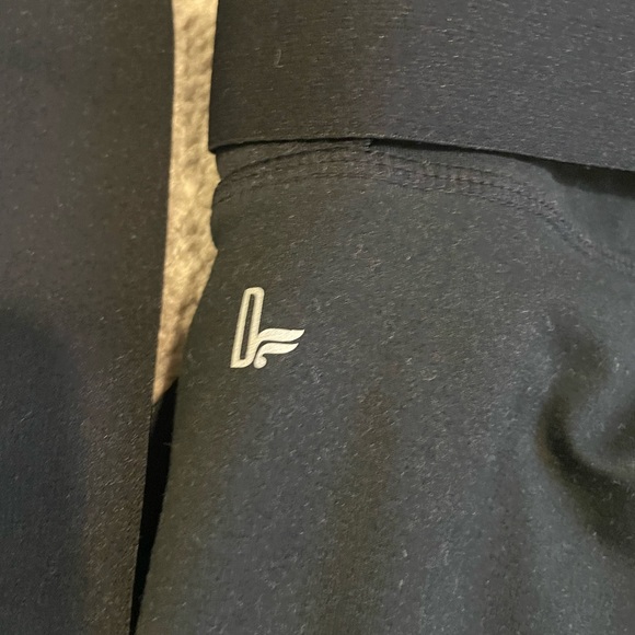 Demi Lovato x Fabletics cross cross pants - Picture 4 of 6